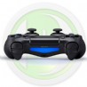 שלט ה - PlayStation 4 עם תמיכה מלאה ומובנית ב - PlayStation Move מצולם מזווית אופקית